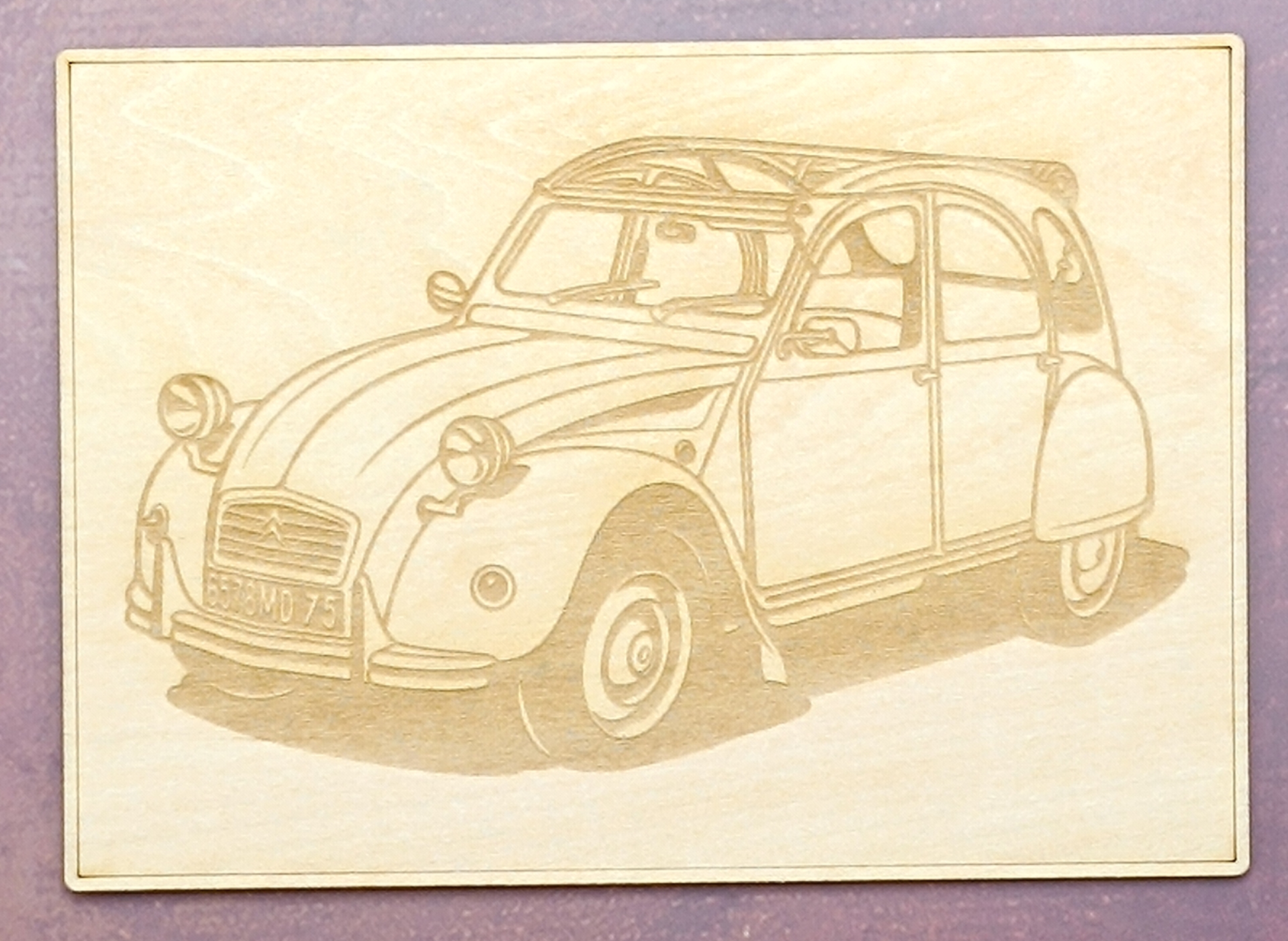 Carte Postale en Bois Gravée – Modèle 2CV Citroën