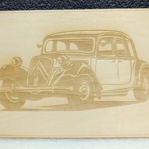 Carte Postale en Bois Gravée – Modèle Citroën Traction 