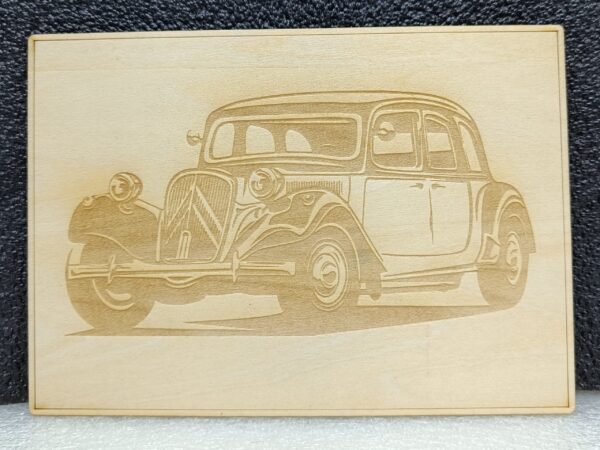 Carte Postale en Bois Gravée – Modèle Citroën Traction 