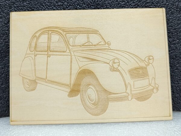 Carte Postale en Bois Gravée – Modèle 2CV Citroën
