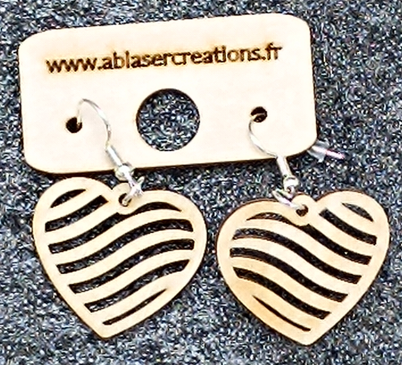Boucles d’Oreilles Cœurs en Bois – Image 4
