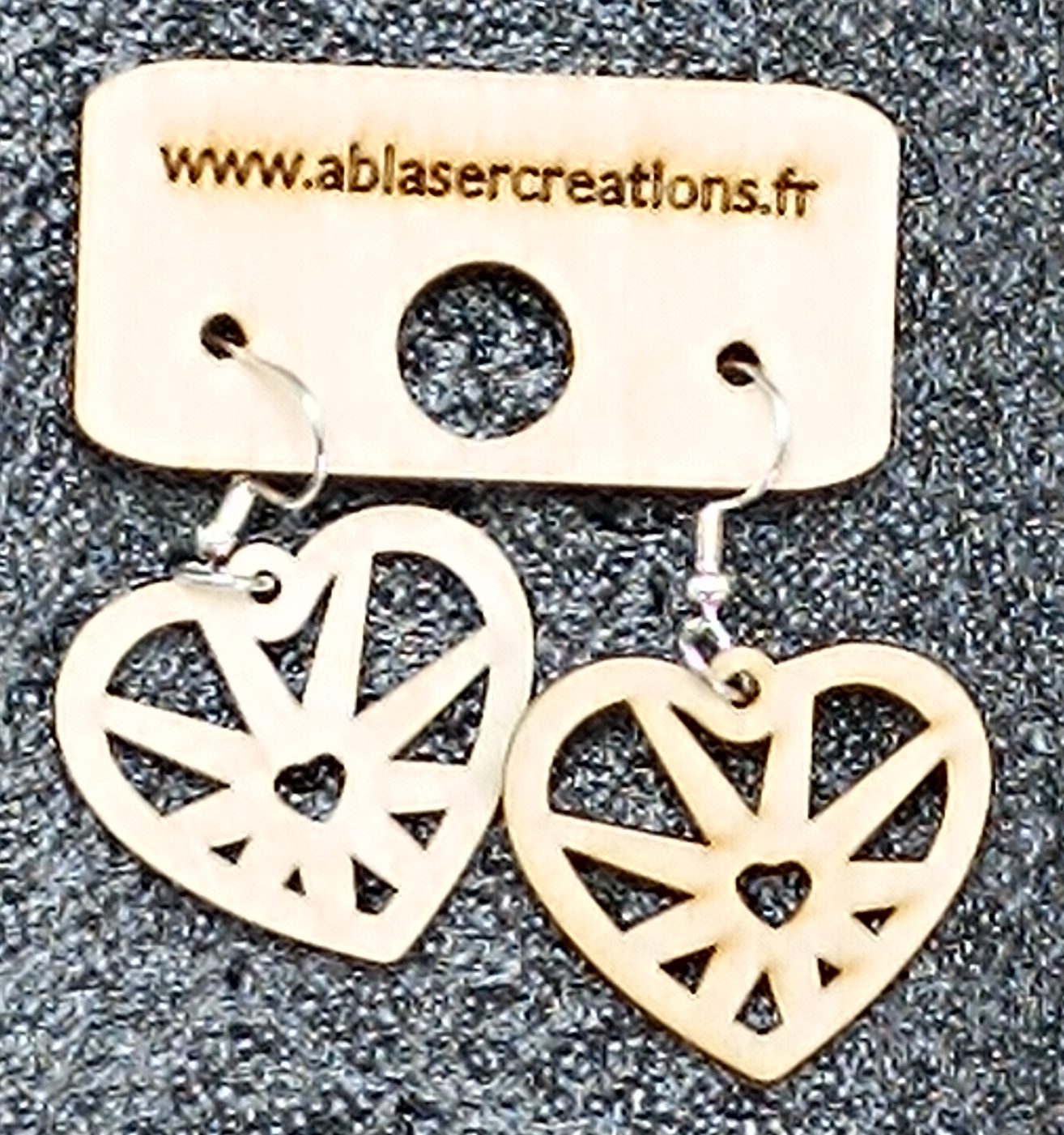 Boucles d’Oreilles Cœurs en Bois – Image 3