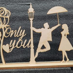 Scène Romantique en Bois – Homme au Parapluie, Femme, Rose & Lampadaire