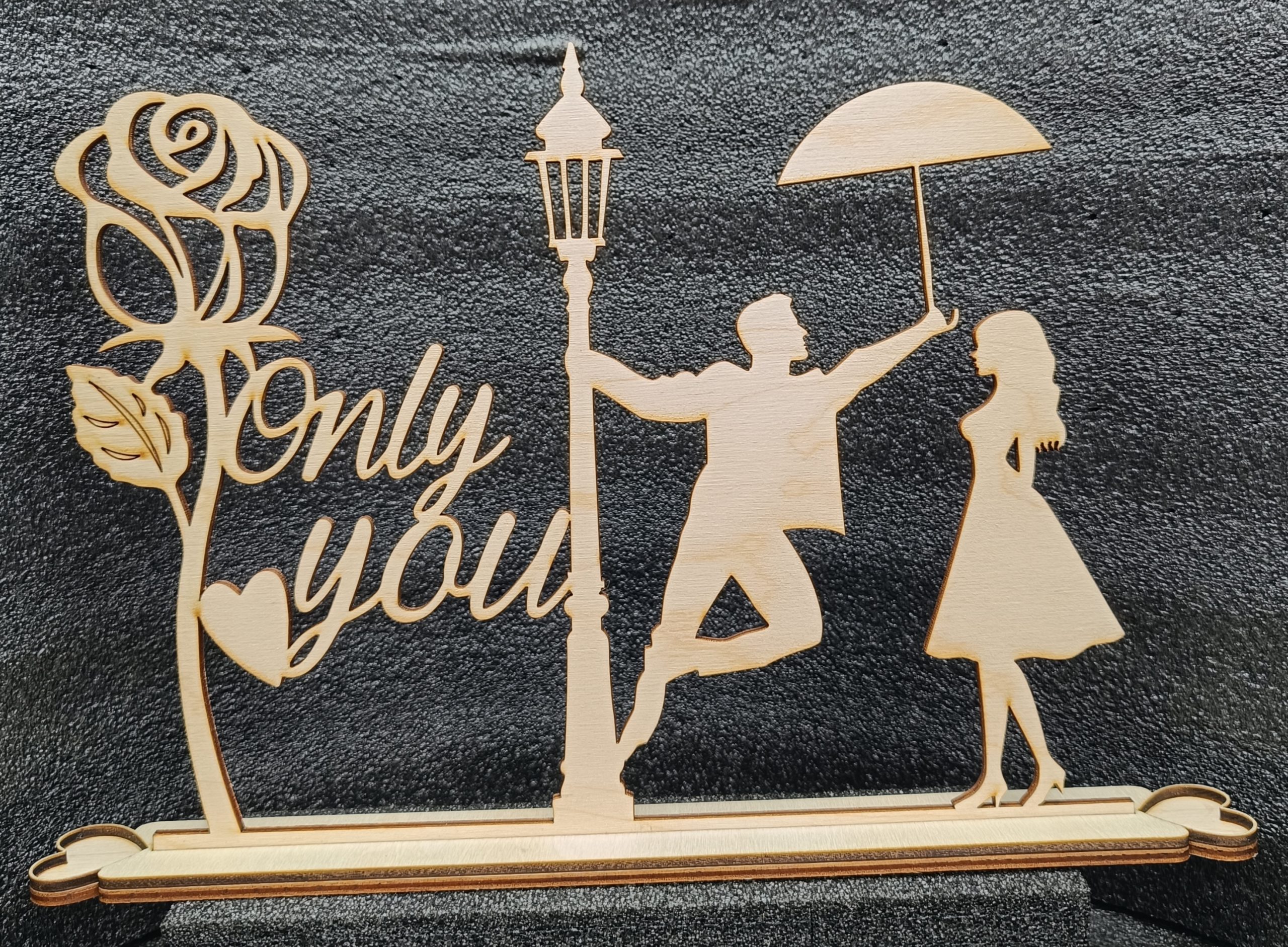 Scène Romantique en Bois – Homme au Parapluie, Femme, Rose & Lampadaire
