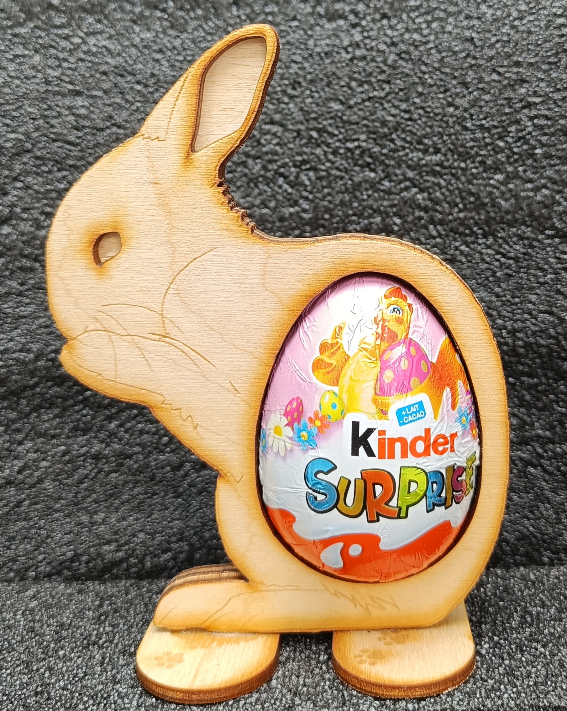 Lapin de Pâques en Bois avec Œuf Kinder