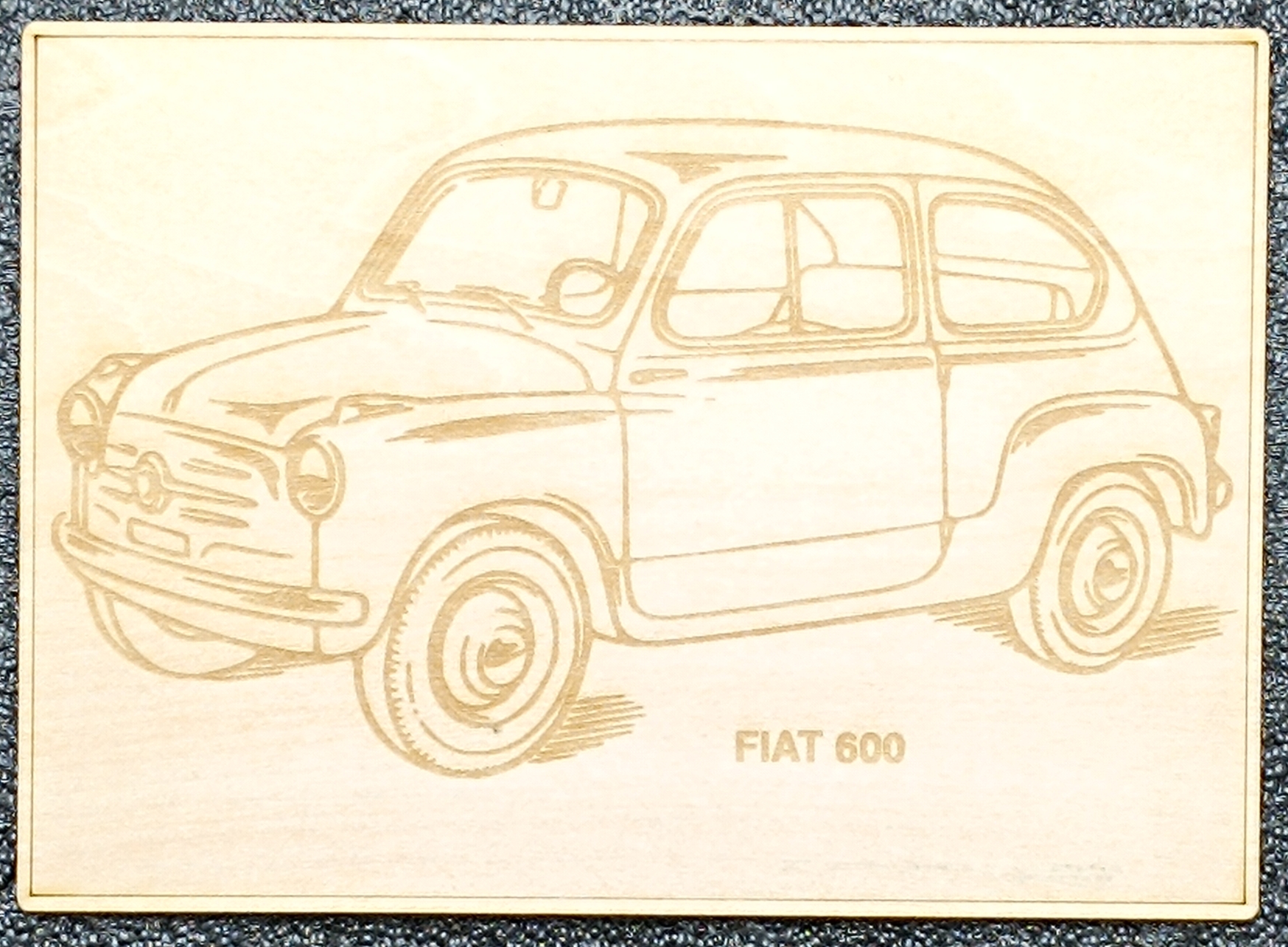 Carte Postale en Bois Gravée – Modèle FIAT 600