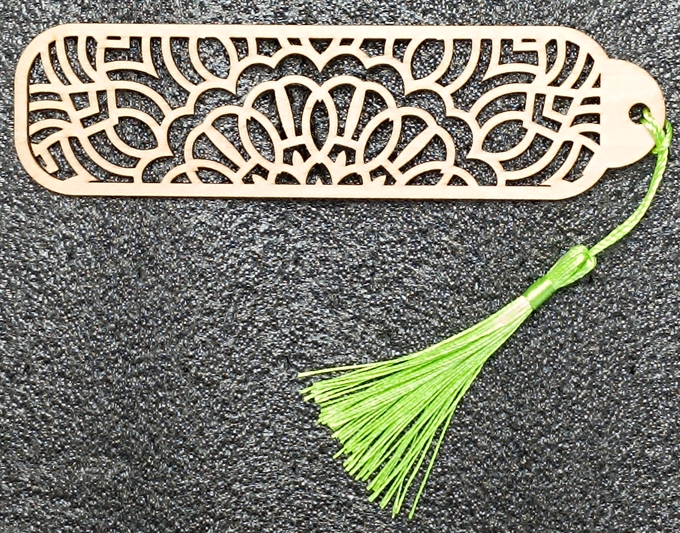 Lot de Marque-Pages en Bois Découpés au Laser – Motif Géométrique avec Pompon – Image 4