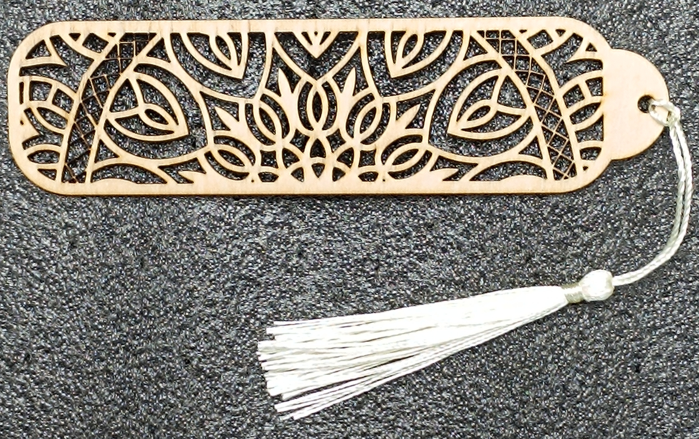 Lot de Marque-Pages en Bois Découpés au Laser – Motif Géométrique avec Pompon – Image 5