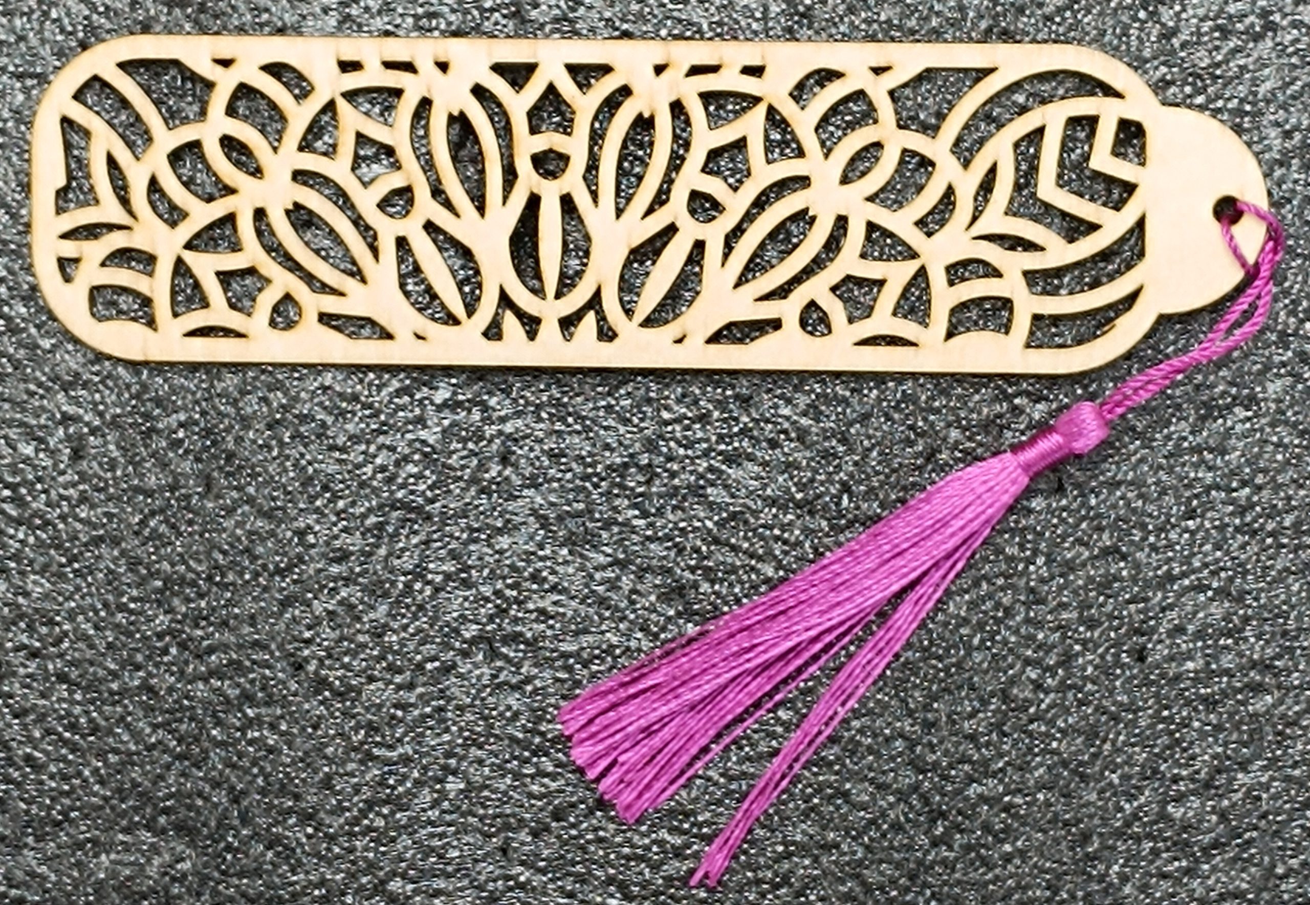 Lot de Marque-Pages en Bois Découpés au Laser – Motif Géométrique avec Pompon – Image 7