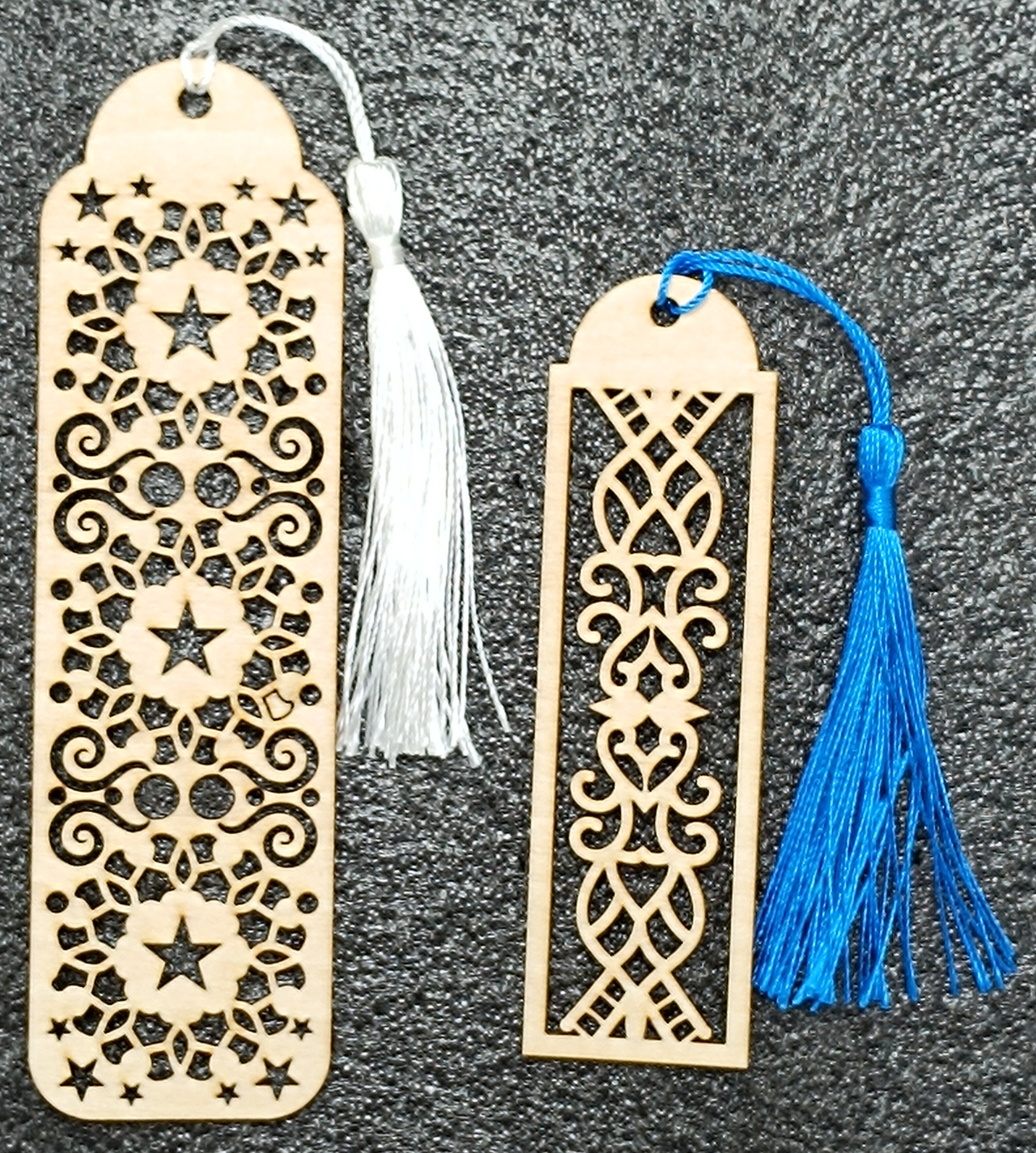 Lot de Marque-Pages en Bois Découpés au Laser – Motif Géométrique avec Pompon – Image 2