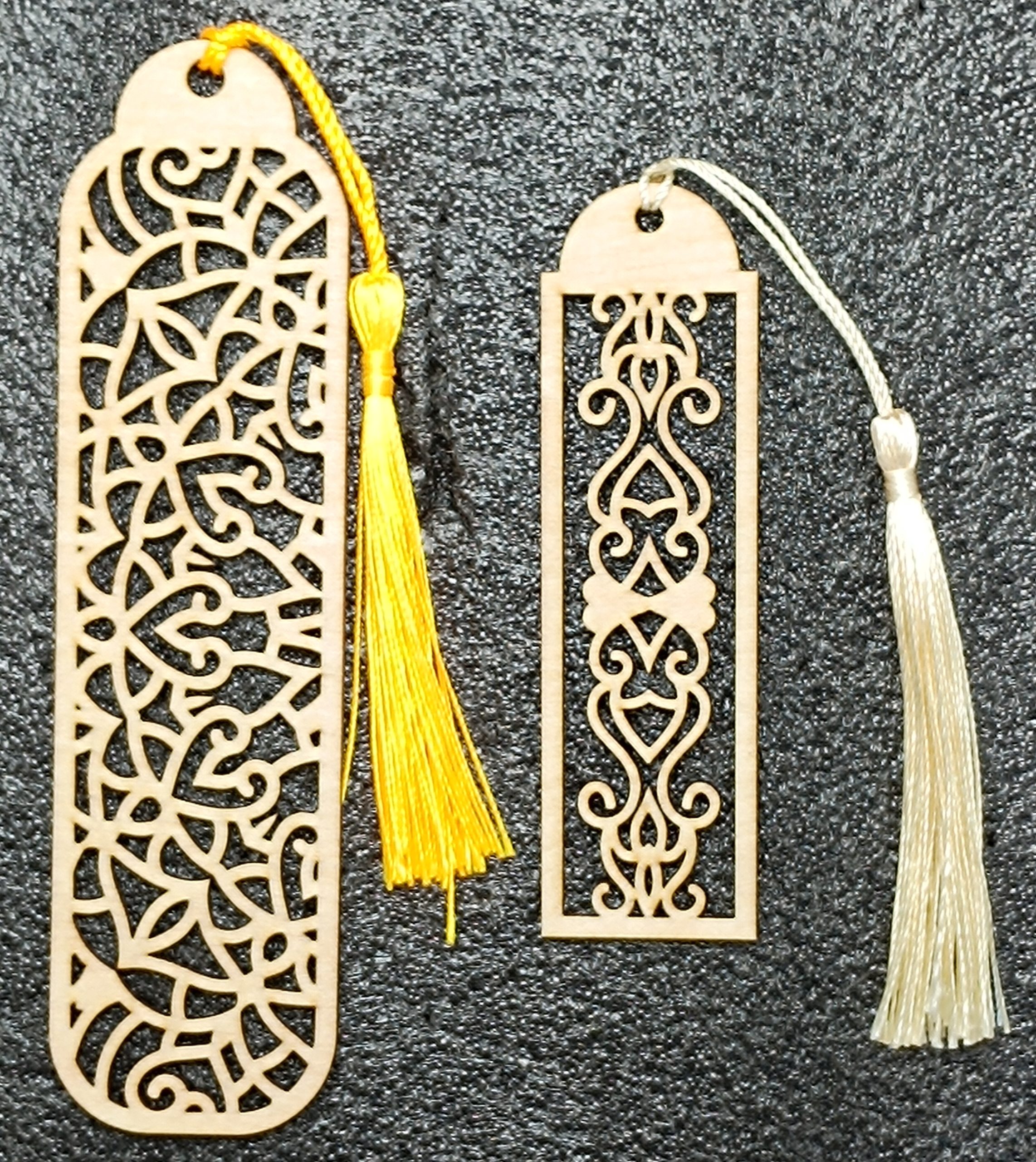 Lot de Marque-Pages en Bois Découpés au Laser – Motif Géométrique avec Pompon