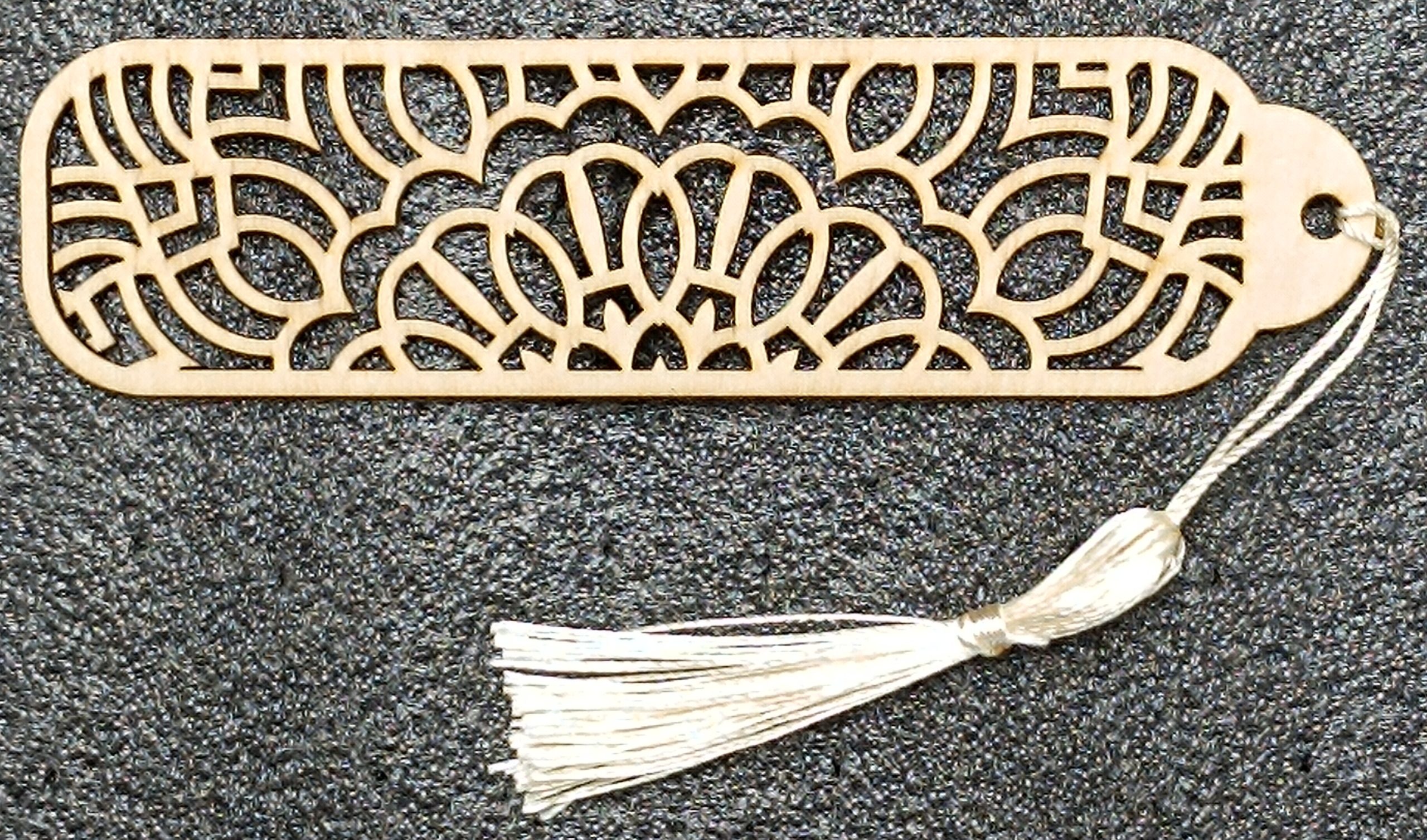 Lot de Marque-Pages en Bois Découpés au Laser – Motif Géométrique avec Pompon – Image 12