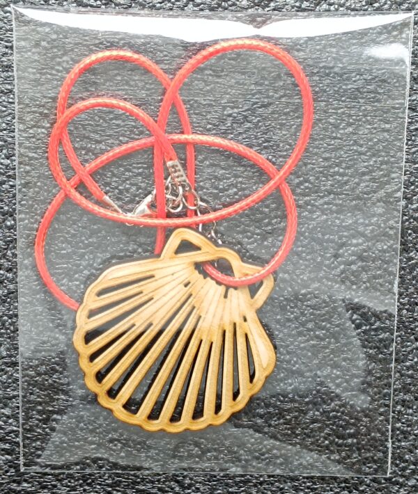 Colliers coquillages en bois 3
