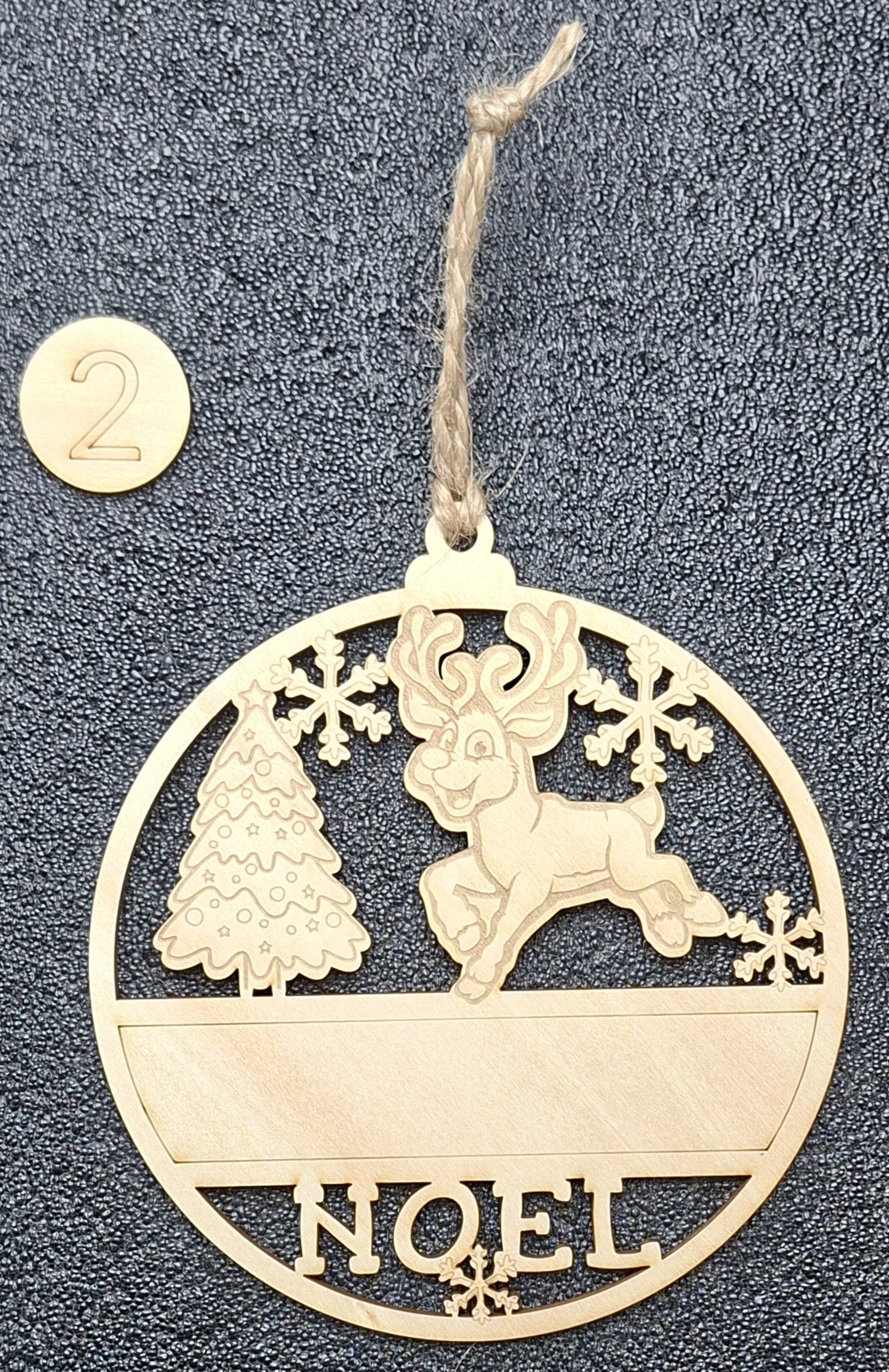 Boules de Noël en bois personnalisables – Image 3
