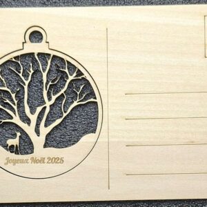 Carte postale de Noël en bois – Petit cerf près de son arbre
