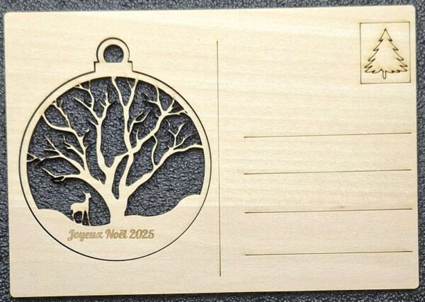 Carte postale de Noël en bois – Petit cerf près de son arbre 