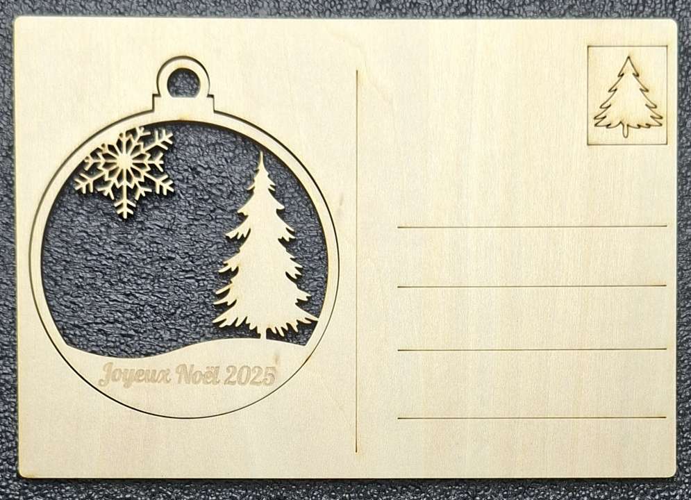 Carte postale de Noël en bois – Sapin et flocon