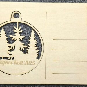 Carte postale de Noël en bois – Boule & sapins