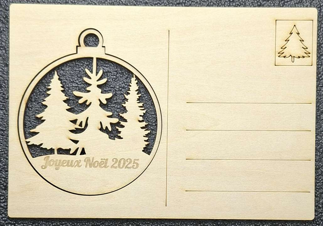 Carte postale de Noël en bois – Boule & sapins