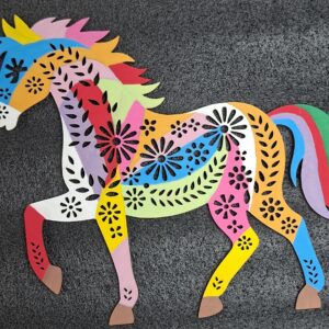 Cheval floral en bois à colorier