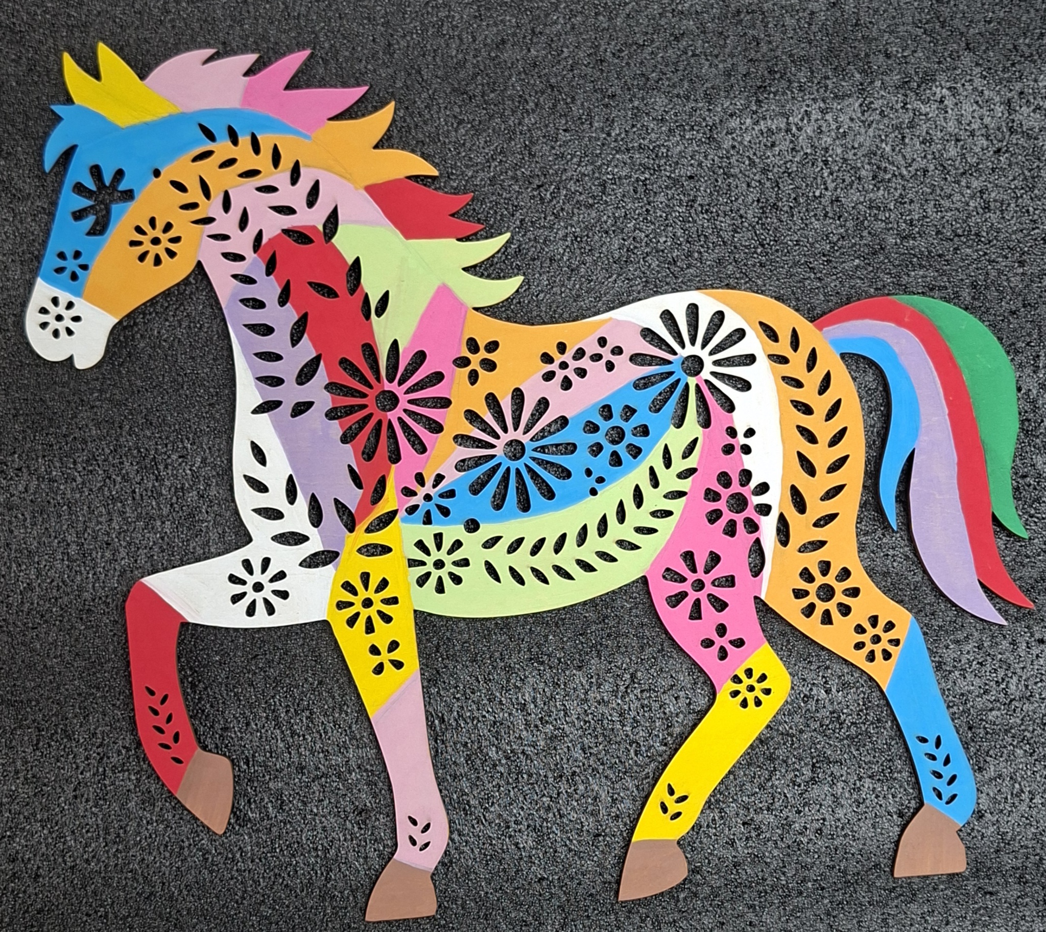Cheval floral en bois à colorier