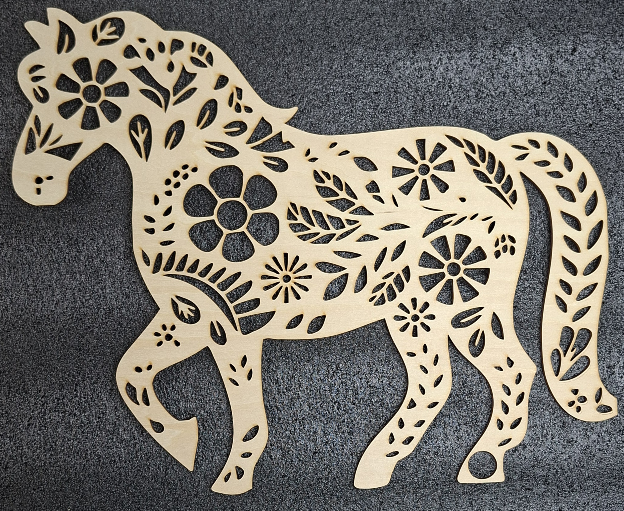 Cheval floral en bois à décorer