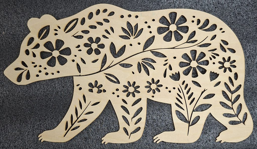 Ours floral en bois découpé