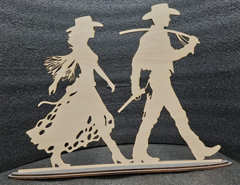 Chasseur et dame en bois