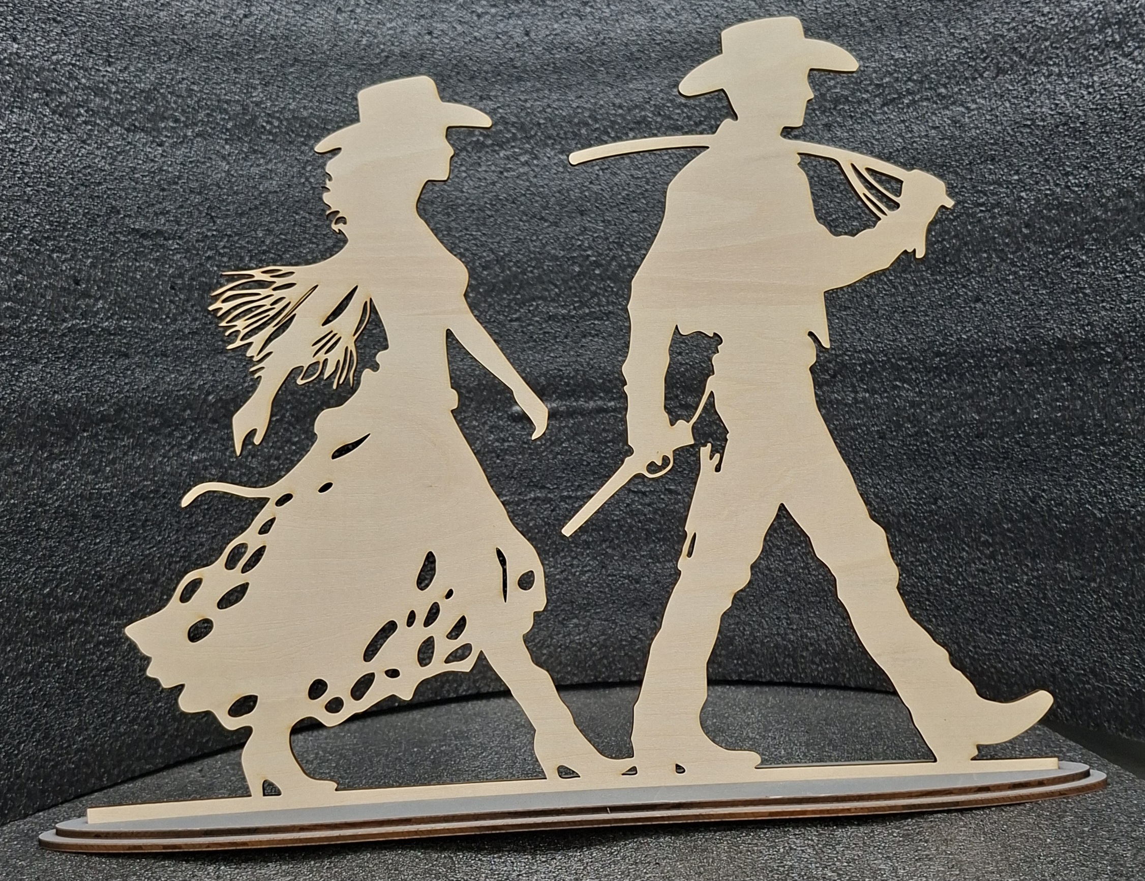 Chasseur et dame en bois