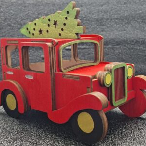 Voiture rouge avec sapin sur le toit en bois