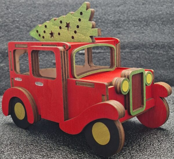Voiture rouge avec sapin sur le toit en bois