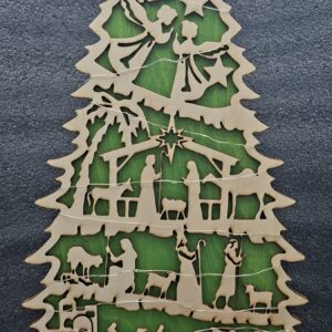 Sapin de Noël en bois avec crèche