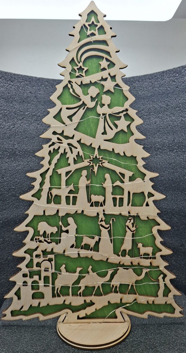 Sapin de Noël en bois avec crèche