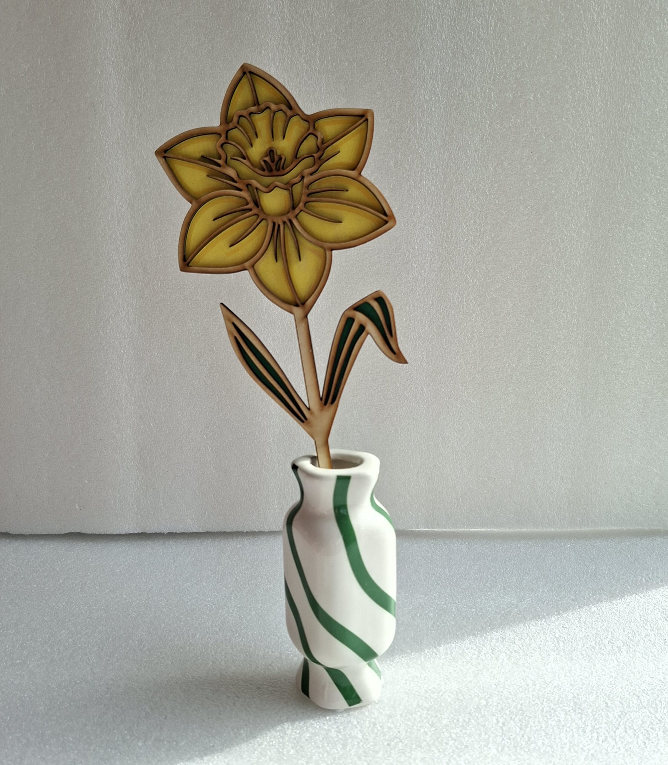 Fleur en bois 2D Peint a la main Jonquille