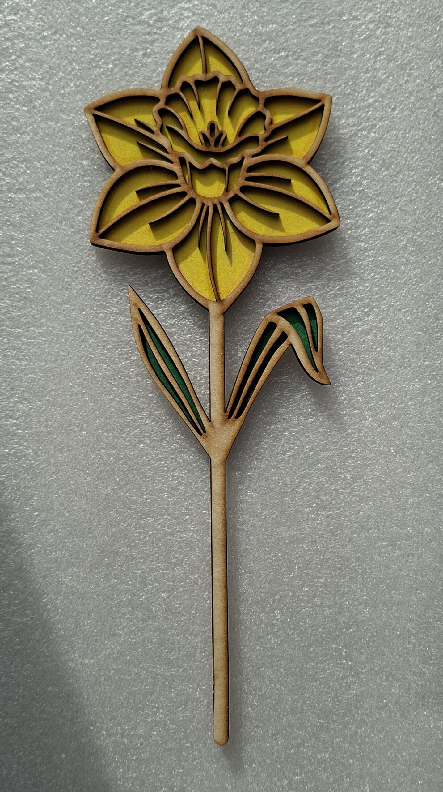 Fleur en bois 2D Peint a la main Jonquille – Image 2