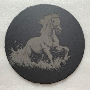 Gravure de cheval cabré sur ardoise ronde