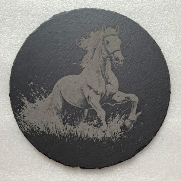 Gravure de cheval cabré sur ardoise ronde