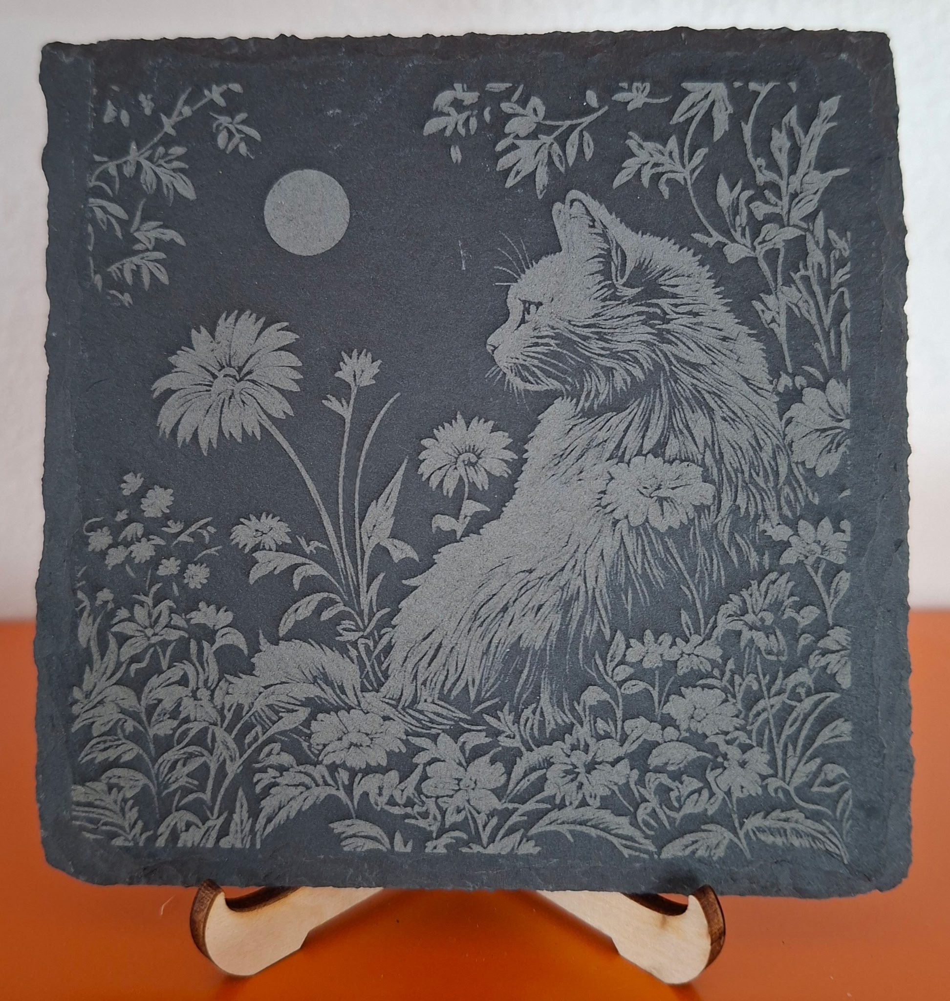 Gravure chat entouré de fleurs petite ardoise