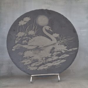 Gravure d'une cygne sur un lac