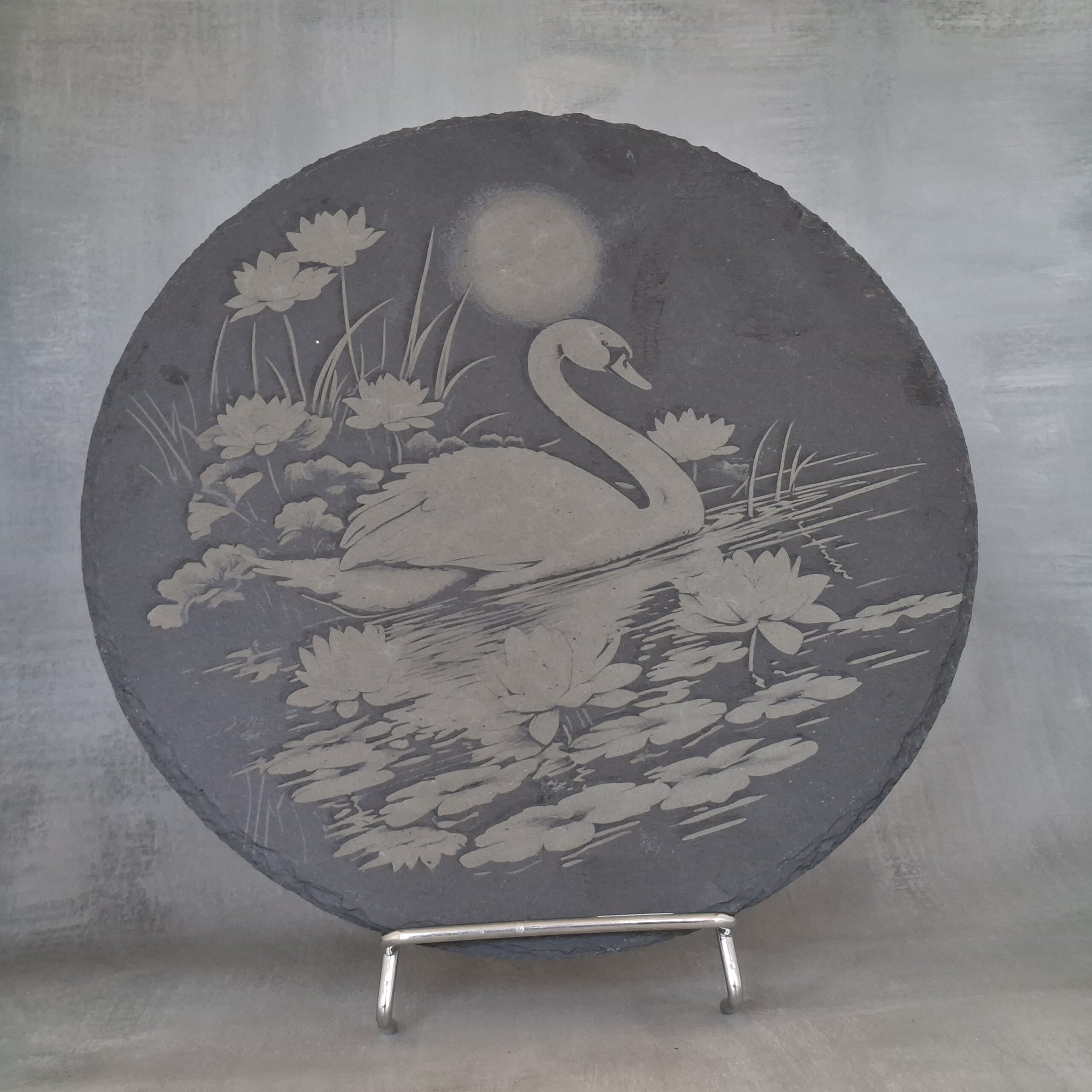 Gravure d'une cygne sur un lac
