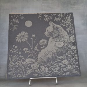 Gravure chat entouré de fleurs