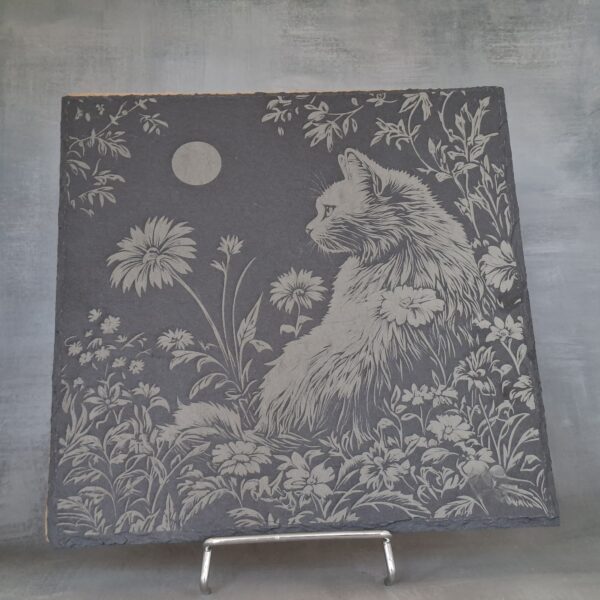Gravure chat entouré de fleurs