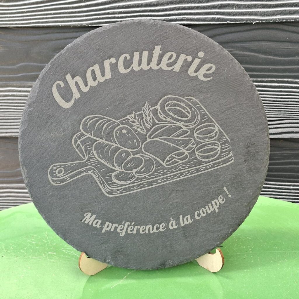 Planche de charcuterie gravée sur ardoise ronde.