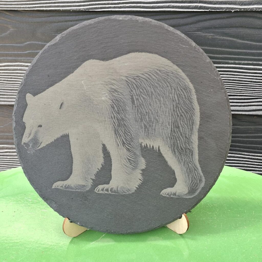 Ours polaire gravé sur ardoise ronde