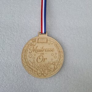 Médaille personnalisée Maitresse en bois