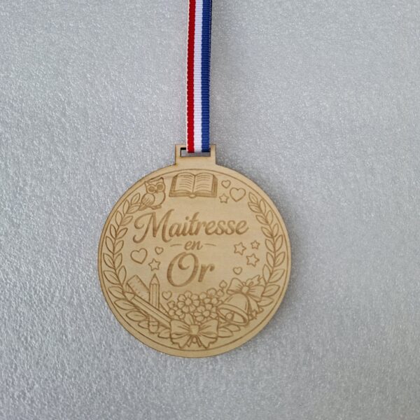 Médaille personnalisée Maitresse en bois