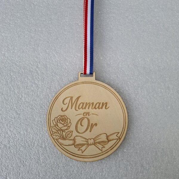 Médaille personnalisée Maman en bois