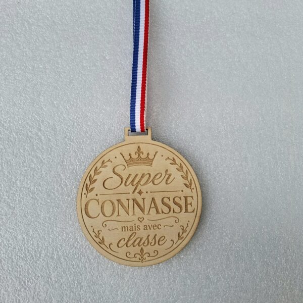 Médaille personnalisée Super Connasse en bois